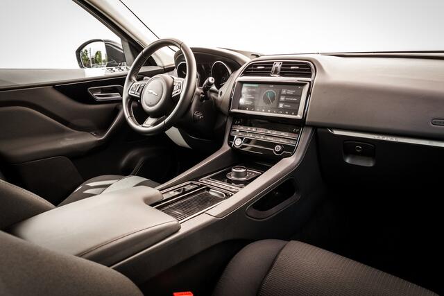 Jaguar F-PACE 2.0t 250 PK AWD Automaat | Head-Up | Trekhaak | Adapt. Cruise | Xenon | 18 inch LMV | Carplay