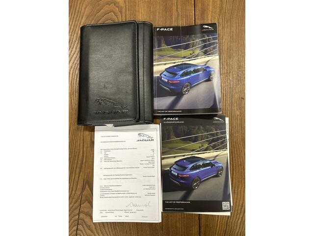Jaguar F-PACE 2.0 R-Sport AWD 25T | Panoramadak | Stoel+Stuurverwarming | Afneembare trekhaak | Memory seats | Achteruitrijcamera | Cruise control | Climate control | Lederen/Alcantara bekleding | Navigatie | Lane assist