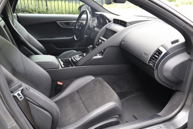 Jaguar F-TYPE P300 R-Dynamic | 20" CARBON INLEG VELGEN | LED KOPLAMPEN | SPORTUITLAAT | MERIDIDAN AUDIO | COLD CLIMATE PACK INCL. STUURVERWARMING EN VOORRUITVERWARMING INCL WARMTEWEREND GLAS