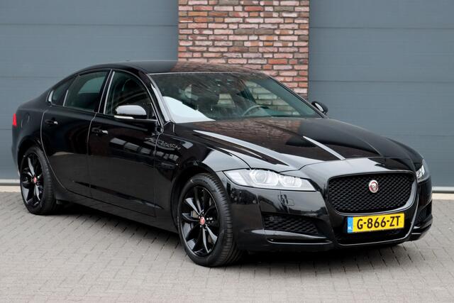 Jaguar XF 2.0t 250 PK Chequered Flag Aut8 | Stoelverwarming | Keyless Entry | Camera | DAB | Leder | Android Auto/Apple Carplay | Alcantara Hemel | Navigatie Pro |