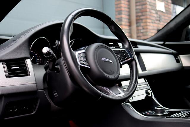 Jaguar XF 2.0t 250 PK Chequered Flag Aut8 | Stoelverwarming | Keyless Entry | Camera | DAB | Leder | Android Auto/Apple Carplay | Alcantara Hemel | Navigatie Pro |