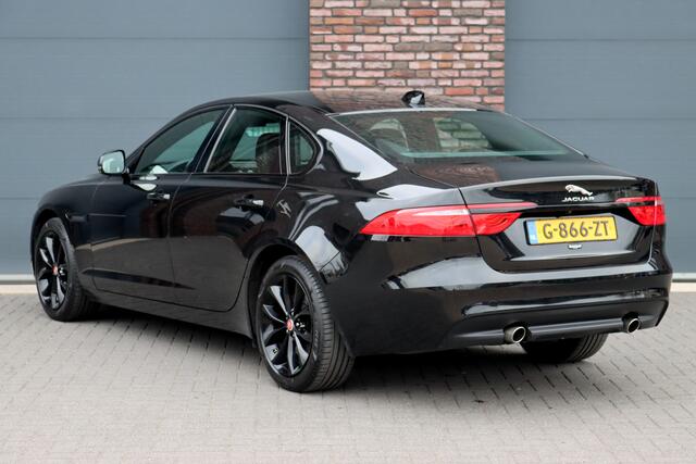 Jaguar XF 2.0t 250 PK Chequered Flag Aut8 | Stoelverwarming | Keyless Entry | Camera | DAB | Leder | Android Auto/Apple Carplay | Alcantara Hemel | Navigatie Pro |