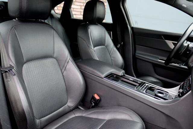 Jaguar XF 2.0t 250 PK Chequered Flag Aut8 | Stoelverwarming | Keyless Entry | Camera | DAB | Leder | Android Auto/Apple Carplay | Alcantara Hemel | Navigatie Pro |