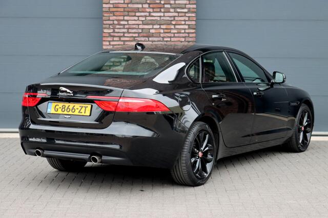 Jaguar XF 2.0t 250 PK Chequered Flag Aut8 | Stoelverwarming | Keyless Entry | Camera | DAB | Leder | Android Auto/Apple Carplay | Alcantara Hemel | Navigatie Pro |