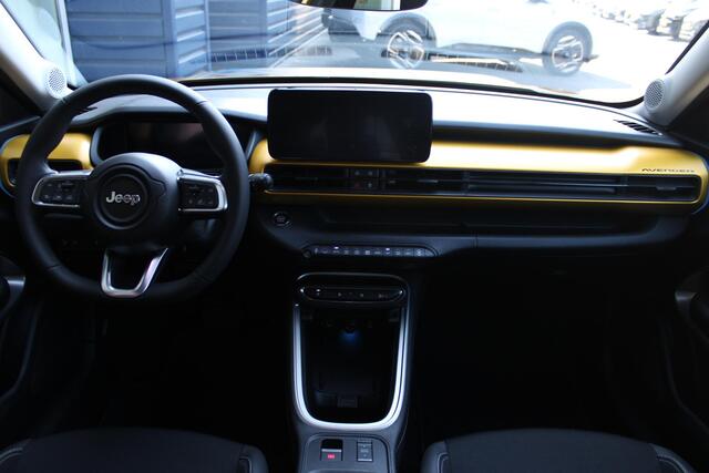 Jeep Avenger Summit 54 kWh | ACHTERUITRIJ CAMERA | STOEL VERWARMING | FULL LED KOPLAMPEN | 18" LICHTMETALEN VELGEN | DRAADLOZE TELEFOONLADER | DRAADLOZE APPLE CARPLAY/ANDROID AUTO | ADAPTIVE CRUISE CONTROL | PARKEERSENSOREN VOOR EN ACHTER | KEYLESS ENTRY/START | DODEH