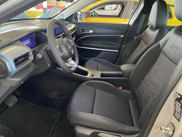 Jeep Avenger Summit 54 kWh | NIEUW | Navigatie | Keyless Entry | Elektr. achterklep | Winterpack | Warmtepomp