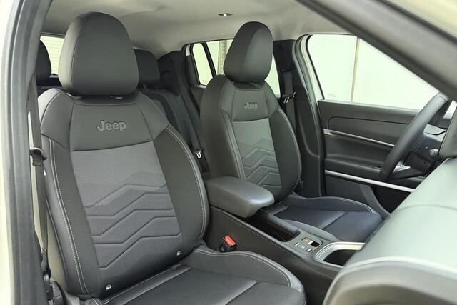 Jeep Avenger Summit 54 kWh | Navigatie via Carplay | Climate control | Electrische achterklep | Stoelverwarming | Zwart dak | Keyless | Extra getint glas