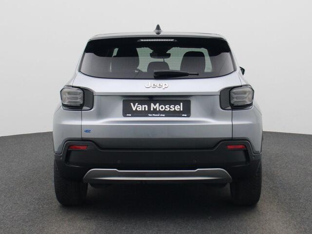Jeep Avenger Longitude 54 kWh 155Pk | Navigatie | Apple & Android Carplay | Parkeersensoren Voor & Achter | Achteruitrijcamera | Stoelverwarming | Privacy Glass | Climate Control | Adaptieve Cruise Control |