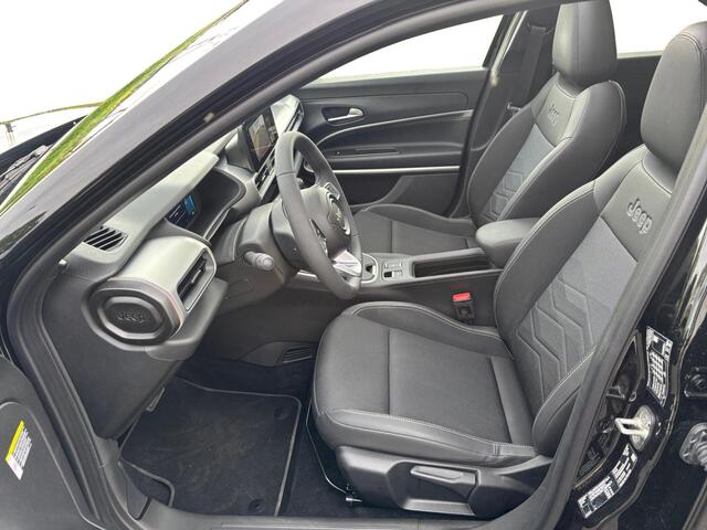 Jeep Avenger Summit 54 kWh | Schuif/Kanteldak | Elektr. achterklep | Adapt. Cruise | Stoelverw. |
