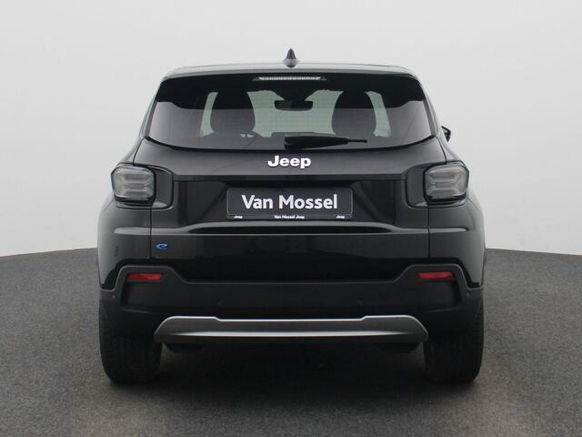 Jeep Avenger Altitude 54 kWh | Elektr. bed. achterklep | Climate Control / ECC | Licht metalen velgen 18 inch | Cruise control Adaptive | Navigatie | Half lederen bekleding | Stoelverwarming | LED koplampen | Park Distance Control voor en achter | Achteruitrijcamera |