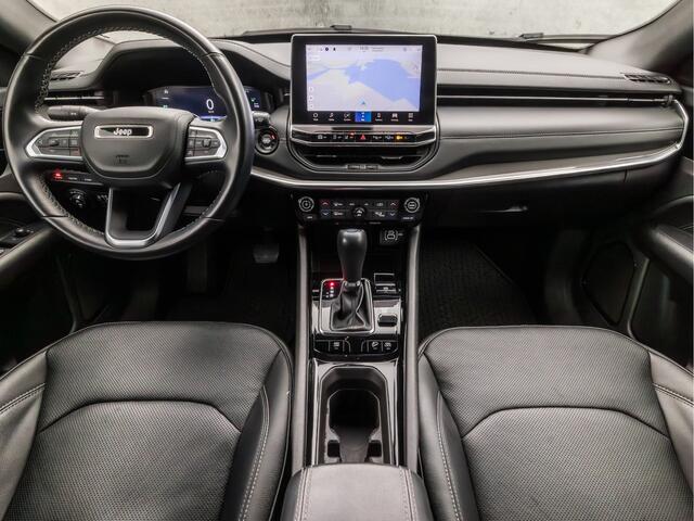 Jeep COMPASS 4xe 240 Plug-in Hybrid Electric S Black Sport 240Pk Automaat (VIRTUAL COCKPIT, APPLE CARPLAY, GROOT NAVI, LEDER, MEMORY SEATS, STUUR/STOELVERWARMING, ADAPTIVE CRUISE, CAMERA, GETINT GLAS, NIEUWE APK, NIEUWSTAAT)