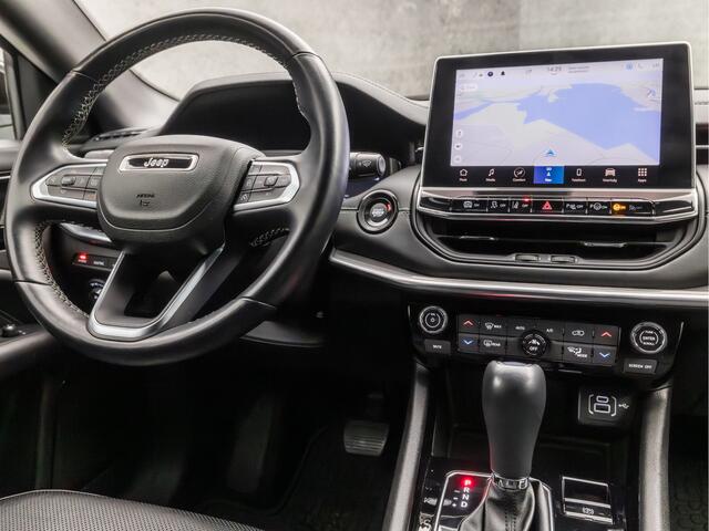 Jeep COMPASS 4xe 240 Plug-in Hybrid Electric S Black Sport 240Pk Automaat (VIRTUAL COCKPIT, APPLE CARPLAY, GROOT NAVI, LEDER, MEMORY SEATS, STUUR/STOELVERWARMING, ADAPTIVE CRUISE, CAMERA, GETINT GLAS, NIEUWE APK, NIEUWSTAAT)
