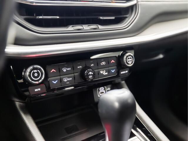 Jeep COMPASS 4xe 240 Plug-in Hybrid Electric S Black Sport 240Pk Automaat (VIRTUAL COCKPIT, APPLE CARPLAY, GROOT NAVI, LEDER, MEMORY SEATS, STUUR/STOELVERWARMING, ADAPTIVE CRUISE, CAMERA, GETINT GLAS, NIEUWE APK, NIEUWSTAAT)