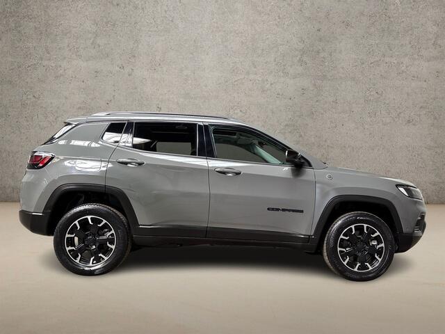 Jeep COMPASS 4xe 240 Plug-in Hybrid Electric Trailhawk 240Pk Automaat (PANORAMADAK, APPLE CARPLAY, GROOT NAVI, CAMERA, LEDER, SPORTSTOELEN, GETINT GLAS, ADAPTIVE CRUISE, NIEUWSTAAT)