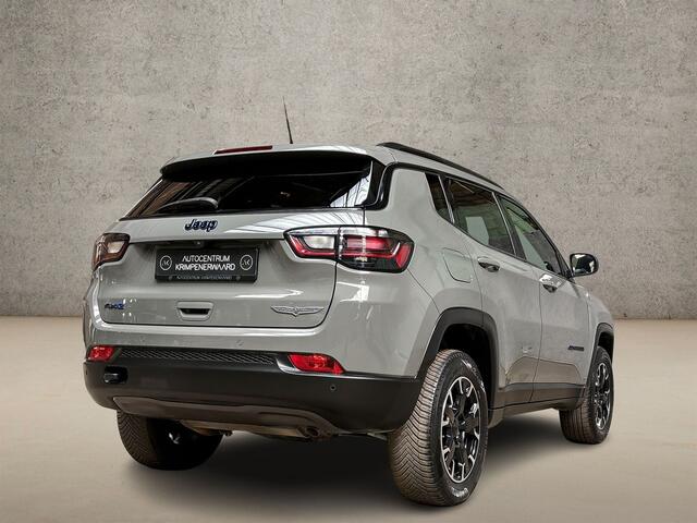 Jeep COMPASS 4xe 240 Plug-in Hybrid Electric Trailhawk 240Pk Automaat (PANORAMADAK, APPLE CARPLAY, GROOT NAVI, CAMERA, LEDER, SPORTSTOELEN, GETINT GLAS, ADAPTIVE CRUISE, NIEUWSTAAT)