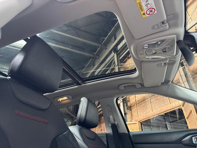 Jeep COMPASS 4xe 240 Plug-in Hybrid Electric Trailhawk 240Pk Automaat (PANORAMADAK, APPLE CARPLAY, GROOT NAVI, CAMERA, LEDER, SPORTSTOELEN, GETINT GLAS, ADAPTIVE CRUISE, NIEUWSTAAT)