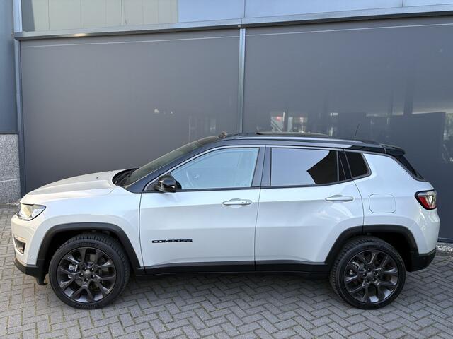 Jeep COMPASS 4xe 240 Plug-in Hybrid Electric Trailhawk Airco - Schuif/kanteldak - Achteruitrijcamera - Apple carplay - Parkeersensoren - Navigatie - Oplaadmogelijkheid - Lederen bekleding - Cruise control - Dakrails - Led verlichting - Elektrische ramen - Bluetooth -