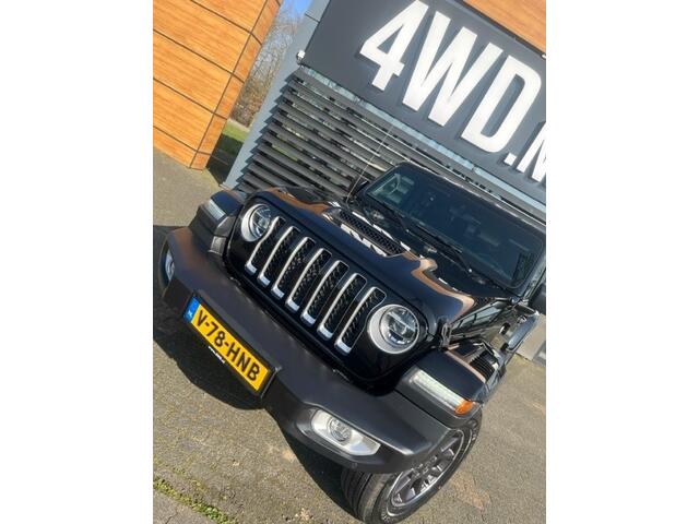 Jeep Gladiator 3.0 V6 AUT 4WD EUR 6 MULT 5 PERS CARGO VAN SOFT / HARDTOP SPECIAL EDITION unieke multi functionele bedrijfauto opbouw naar eigen wens , ook als volledig open cario te rijden met neer geklapte voorruit . BEZICHTIGING OP AFSPRAAK