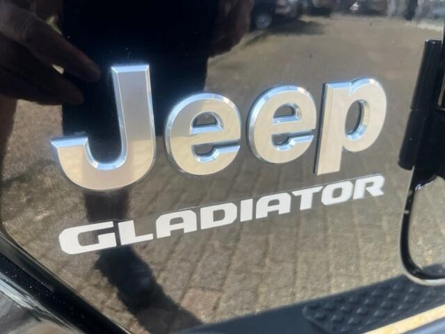 Jeep Gladiator 3.0 V6 AUT 4WD EUR 6 MULT 5 PERS CARGO VAN SOFT / HARDTOP SPECIAL EDITION unieke multi functionele bedrijfauto opbouw naar eigen wens , ook als volledig open cario te rijden met neer geklapte voorruit . BEZICHTIGING OP AFSPRAAK