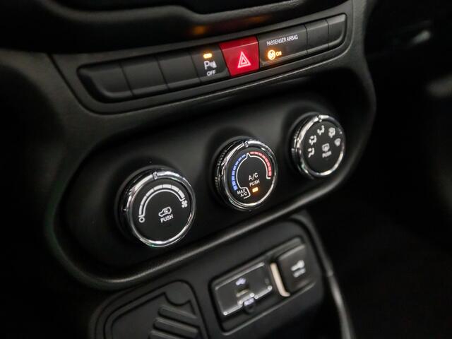 Jeep RENEGADE 1.4 MultiAir Longitude 141Pk Automaat (PANORAMADAK, NAVIGATIE, CRUISE, GETINT GLAS, SPORTSTOELEN, BLUETOOTH, PARKEERSENSOREN, NIEUWE APK, NIEUWSTAAT)