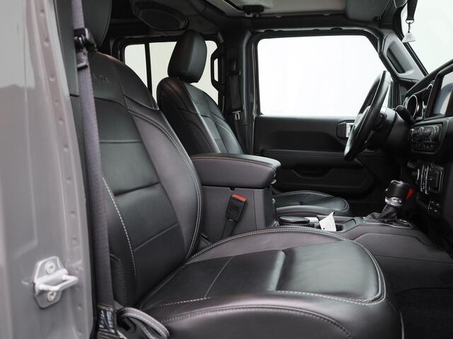 Jeep WRANGLER 2.0T Sahara 4xe 380pk | Lederen Bekleding | Stoel & Stuurverwarming | Camera | Navigatie | Climate Controle | Hardtop |