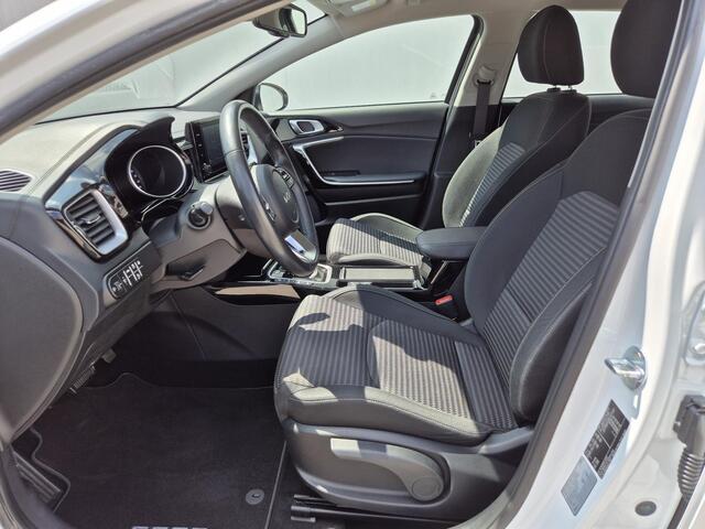 KIA CEE D Ceed Sportswagon 1.6 GDI PHEV Plug-in DynamicLine Automaat / Navigatie via Apple Carplay Android Auto / Stuur-, en Stoelverwarming / Adaptief CC / Achteruitrijcamera / Keyless Entry/Start / Trekgewicht 1300 kg / Lichtmetalen wielen 16" /