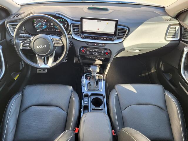 KIA CEE D Ceed Sportswagon 1.6 GDI PHEV ExecutiveLine Automaat / Dealer onderhouden / All season banden / Trekgewicht 1.300 kg / Lederen bekleding / Navigatie / Camera / Achterbank-, voorstoel- en stuurwielverwarming / geventileerde voorstoelen / Apple Carplay / An