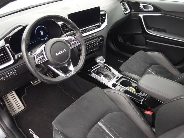 KIA CEE D Ceed Sportswagon 1.5 T-GDi GT-PlusLine AUTOMAAT / PANORAMADAK / TREKHAAK / FULL LED / KEYLESS / STOELVERW / STUURVERW / CAMERA / CARPLAY / NL-AUTO