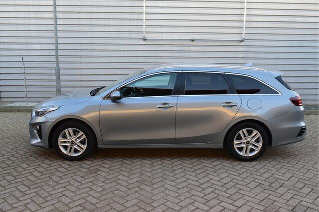 KIA CEE D Ceed Sportswagon 1.5 T-GDi DynamicPlusLine O.a: Afn. Haak, PDC, Camera, Stoel+Stuurverw, Keyless, Etc. All-in prijs!
