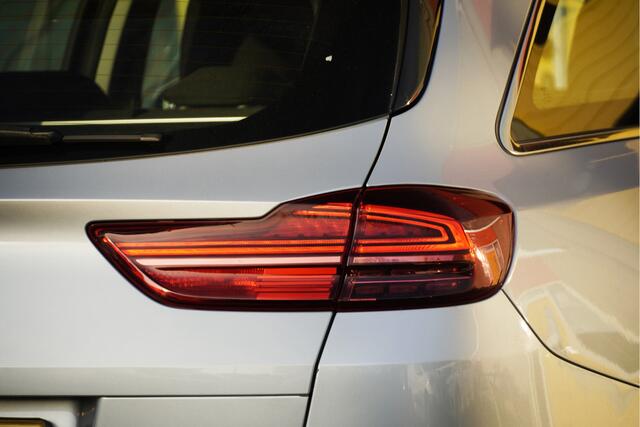 KIA CEE D Ceed Sportswagon 1.0 T-GDi DynamicLine BJ2022 Lmv 16" | Led | Pdc | Navi | Achteruitrijcamera | App-Connect | Climate control | Cruise control | Getint glas