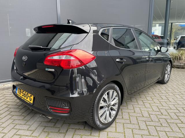 KIA CEE D cee'd 1.6 GDI DynamicLine Achteruitrijcamera - Apple carplay - Trekhaak afneembaar - Parkeersensor achter - Cruise control - Bluetooth - Elektrische ramen - Led verlichting - Radio - Stuur multifunctioneel - Stuur leder - Start/stop systeem - Licht metale