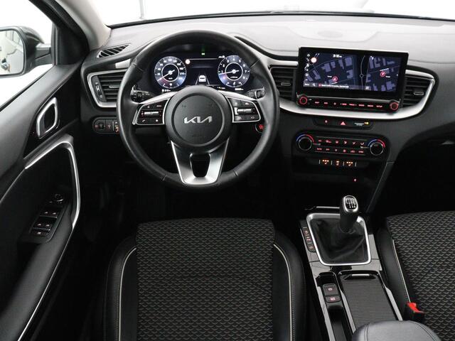 KIA CEE D Ceed 1.5 T-GDi DynamicPlusLine | Stoelverwarming | Adaptive cruise | Camera | Carplay | Half leder | Stuurverwarming | Navigatie | Full LED | Side Assist | Climate control | Parkeerhulp | Keyless | Elektrische klep