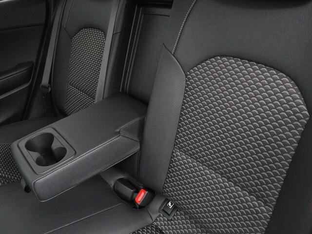 KIA CEE D Ceed 1.5 T-GDi DynamicPlusLine | Stoelverwarming | Adaptive cruise | Camera | Carplay | Half leder | Stuurverwarming | Navigatie | Full LED | Side Assist | Climate control | Parkeerhulp | Keyless | Elektrische klep
