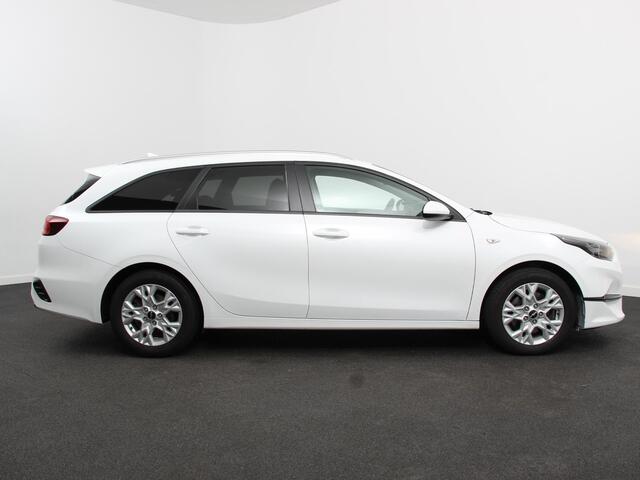 KIA CEE D Ceed Sportswagon 1.5 T-GDi 160pk Automaat DynamicLine Climate control Adaptieve cruise control Stuurverwarming Stoelverwarming Navigatie Apple Carplay/ Android Auto Lichtmetalen velgen Achteruitrijcamera