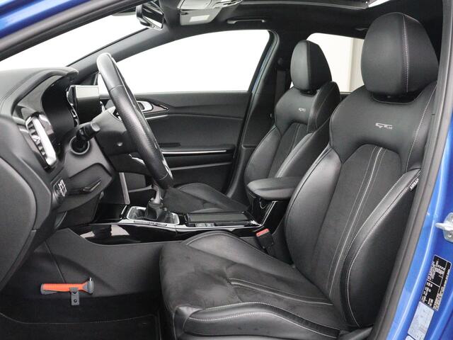 KIA CEE D Ceed 1.5 T-GDi GT-Line | Panoramadak | Trekhaak | Stuur/stoel verwarming | Camera | Park assist | Adaptive cruise | Carplay | Dodehoek detectie | Virtual |