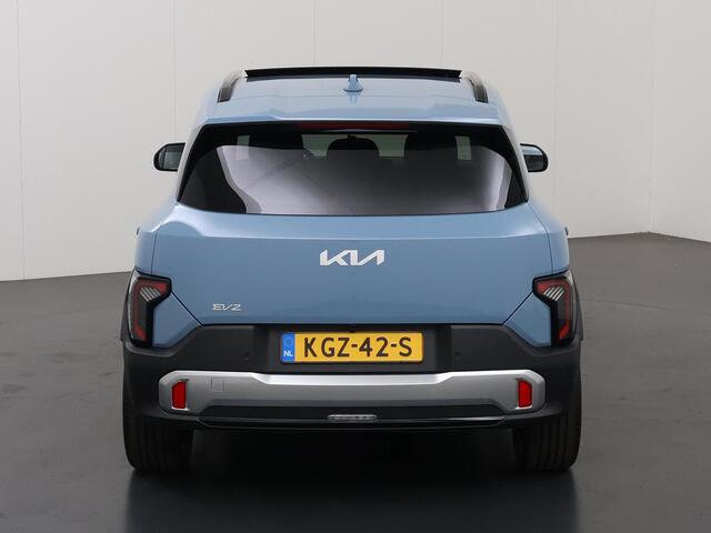 KIA EV2 Plus Advanced 42.2 kWh | Glazen schuif-/kanteldak | Harman Kardon | 18" lichtmetalen velgen | Stoel- en stuurwielverwarming |