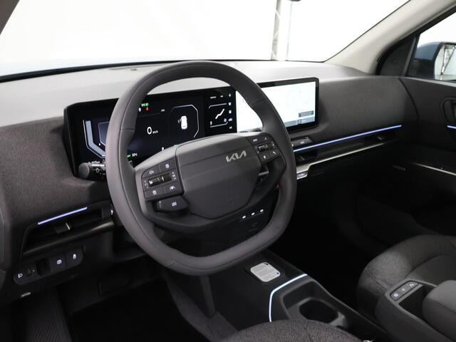 KIA EV2 Plus Advanced 42.2 kWh | Glazen schuif-/kanteldak | Harman Kardon | 18" lichtmetalen velgen | Stoel- en stuurwielverwarming |