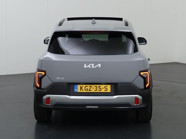 KIA EV2 Plus Advanced 42.2 kWh | Glazen schuif-/kanteldak | Harman Kardon | 18" lichtmetalen velgen | Stoel- en stuurwielverwarming |