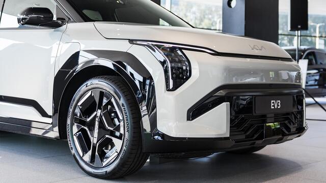 KIA EV3 GT-Line 81.4 kWh Tijdelijk Kia Subsidie ¤2950,- Bij Aanschaf | private lease vanaf ¤398,- | Geen BPM | Nu te bestellen