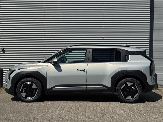 KIA EV3 Plus 58.3 kWh ADAS PACK | Tijdelijk Kia inruilpremie ¤ 3000,- Bij Aanschaf | Parkeersensoren Voor + Achter | Camera | Adaptive Cruise | Keyless | DAB+ | Apple Carplay/ Android Auto