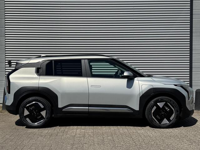 KIA EV3 Plus 58.3 kWh ADAS PACK | Tijdelijk Kia inruilpremie ¤ 3000,- Bij Aanschaf | Parkeersensoren Voor + Achter | Camera | Adaptive Cruise | Keyless | DAB+ | Apple Carplay/ Android Auto