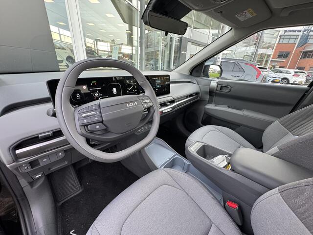 KIA EV3 Air 81.4 kWh ¤37.900,- RIJKLAAR! Nu ¤3.595,- voordeel! Meerdere kleuren en uitvoeringen leverbaar.