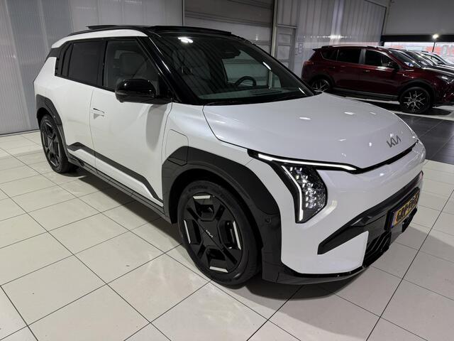 KIA EV3 GT-PlusLine 81.4 kWh Auto vol luxe! Schuif-/kanteldak, trekhaak, V2L, 360° camera, stoelverwarming, navigatie, Apple CarPlay/Android Auto, NL-auto,