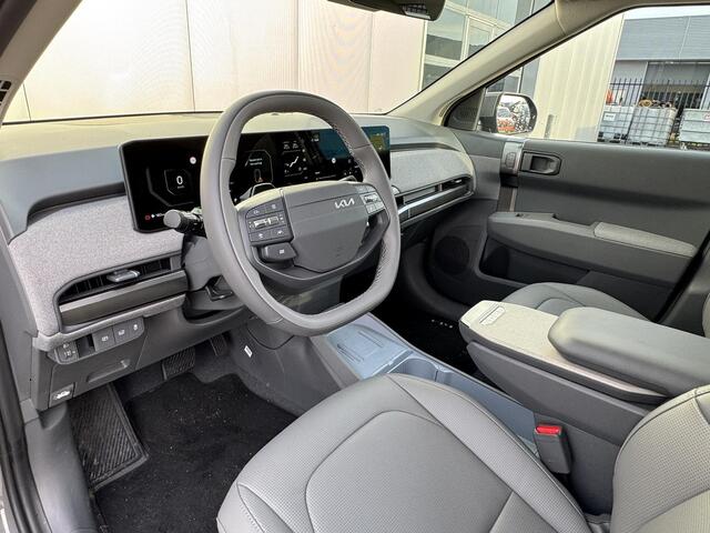 KIA EV3 Plus Advanced 81.4 kWh | Panoramaschuifdak | 19" velgen | Harman Kardon | Privacy Glass | Stoel- en stuurwielverwarming |