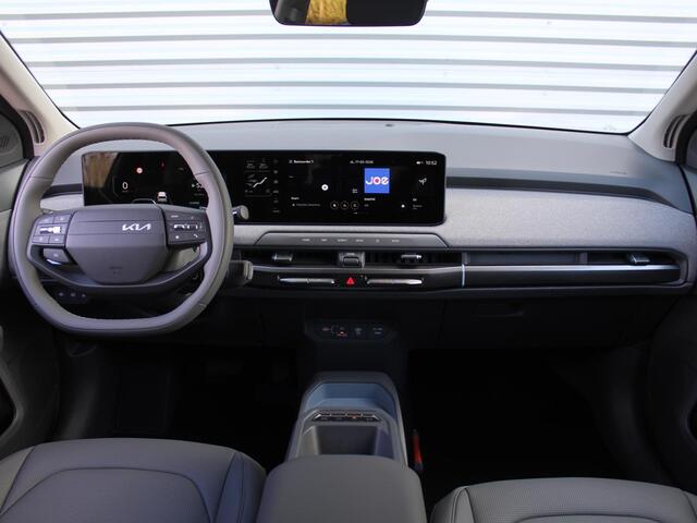 KIA EV3 Plus Advanced 81.4 kWh | Stuur/stoelverwarming | Schuifdak | Camera | Elek. stoelverstelling | 19" LM | Dodehoek detectie | Clima | LED |