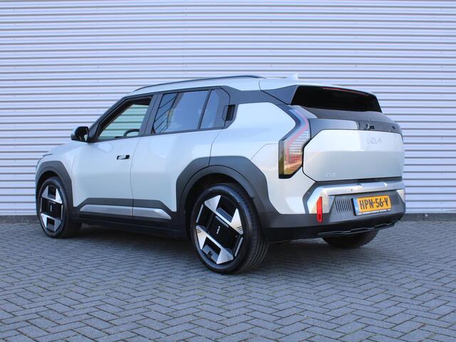 KIA EV3 Plus 81.4 kWh | Stuur-/stoelverwarming | Camera | 19" LM | Cruise adapt. | Dodehoek detectie | Draadloze telefoonlader | LED | Clima | Navi |