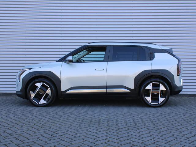 KIA EV3 Plus 81.4 kWh | Stuur-/stoelverwarming | Camera | 19" LM | Cruise adapt. | Dodehoek detectie | Draadloze telefoonlader | LED | Clima | Navi |