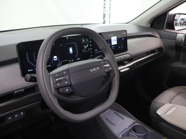 KIA EV3 Plus Advanced 81.4 kWh | Panoramadak | Harman / Kardon | Dodehoekdetectie | Elektr. Achterklep | Stoel/Stuurverwarming |