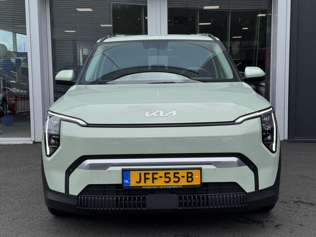 KIA EV3 Plus 81.4 kWh Dodehoeksensor | Stoel/stuurverwarming | Parkeersensor voor en achter | Achteruitrijcamera | Navigatie | Cruise control Adaptive | Draadloze oplader telefoon