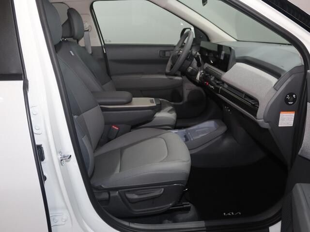 KIA EV3 Plus Advanced 81.4 kWh | SOH 100% | Panoramaschuifdak | 19" velgen | Harman Kardon | Privacy Glass | Stoel- en stuurwielverwarming |